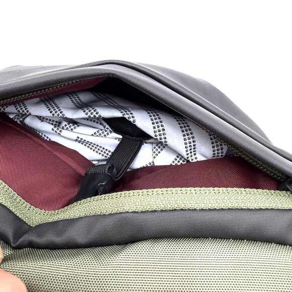 NEW Thule Paramount Commuter Backpack 27L Olivine w Reflective Rain Cover - Picture 13 of 14